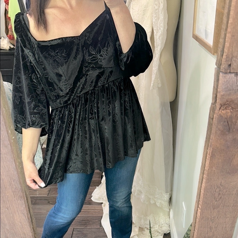 Torrid Elegant Black Velvet Women's Top size 2X floral embossed